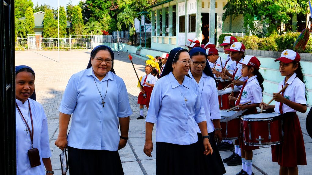 KUNJUNGAN SR. MONIKA LITA HASANAH, OSU DAN SR. VERONICA SRI ANDAYANI, OSU: SEMANGAT KREATIVITAS DAN INOVASI PESERTA DIDIK SDK ONEKORE 2 SANTA URSULA ENDE